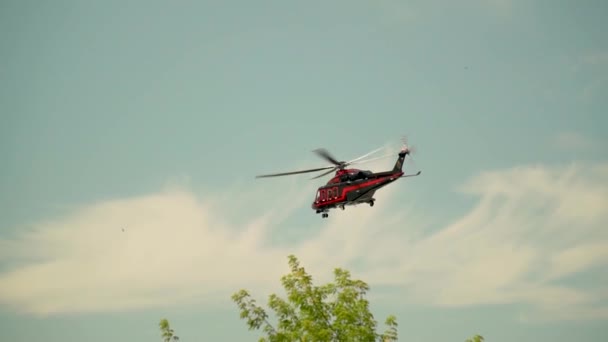 Вертолет Летит Голубому Небу Пролетает Над Деревом Складывает Часики Замедляет — стоковое видео