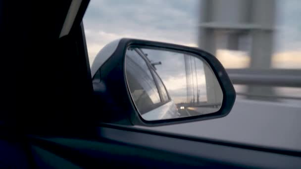 Vista Del Retrovisor Lateral Del Coche Reflejo Puente Visible — Vídeos de Stock