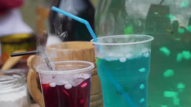 Rote Und Grüne Rauchcocktails — Stockvideo