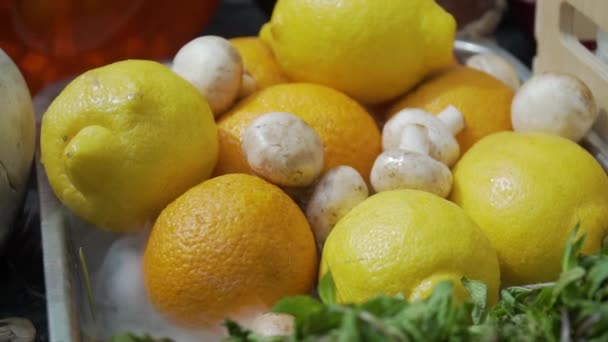 Oranges Citrons Champignons Menthe Sur Plateau — Video