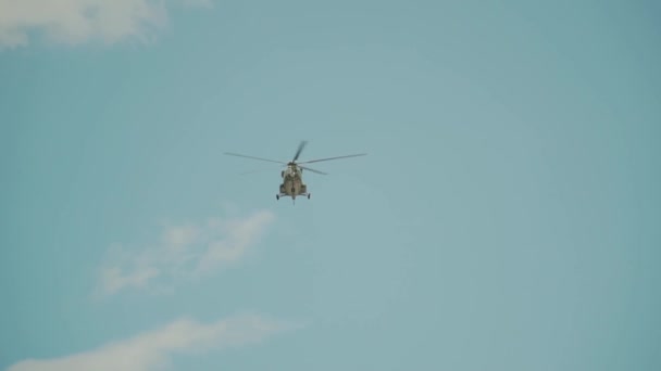 Helikopter Flyger Den Blå Himlen — Stockvideo