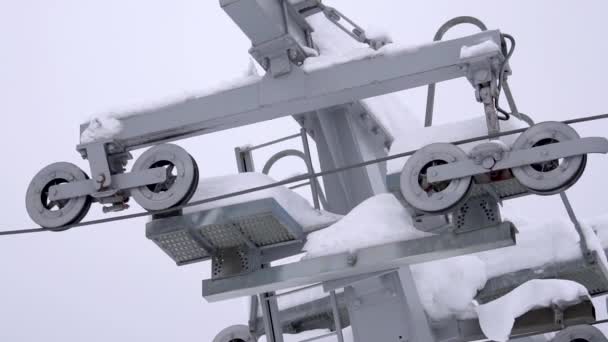 Mecanismo de telesilla cubierto de nieve, el cable se mueve — Vídeo de stock