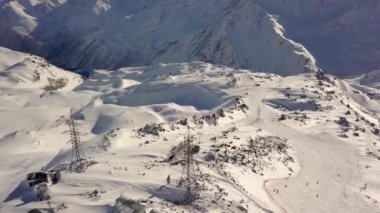 Mount Elbrus kayak pisti kayak pistinin altından video çekim