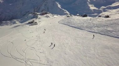 Mount Elbrus kayak pisti kayak pistinin altından video çekim