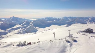 Karla kaplı dağlar, asansörlü bir kayak pisti. Elbrus, havadan video çekimi
