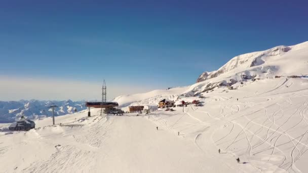 白雪覆盖的山脉，带电梯的滑雪坡。埃尔布鲁斯，空中视频拍摄 — 图库视频影像