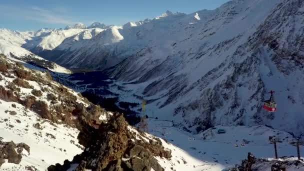 The ski lift on Elbrus moves among the mountains in the gorge, aerial video — Stock Video