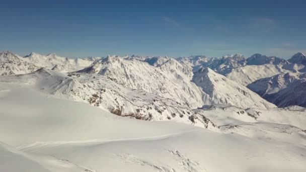 Montanhas cobertas de neve de Elbrus, vídeo aéreo — Vídeo de Stock