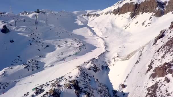 Skipiste van de video-opnames van Mount Elbrus vanaf onder de skipiste — Stockvideo
