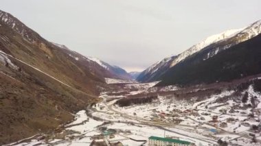 Elbrus köyünde Gorge, havadan görünümü hafif kar