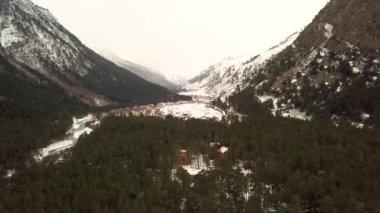 Elbrus köyünde Gorge, havadan görünümü hafif kar