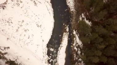 Elbrus köyünde dağ nehri havadan video çekim