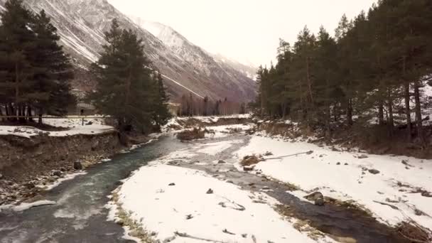 Górska rzeka we wsi Elbrus lotnicze strzelanie wideo — Wideo stockowe