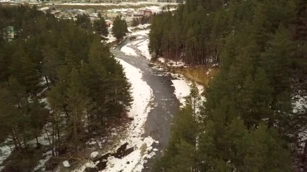 Gebirgsfluss im dorf elbrus luftaufnahme — Stockvideo