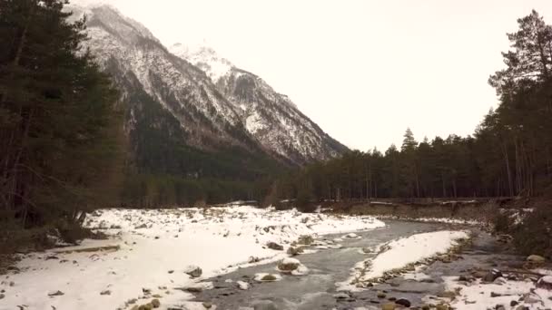 Río de montaña en el pueblo de Elbrus grabación de vídeo aéreo — Vídeo de stock