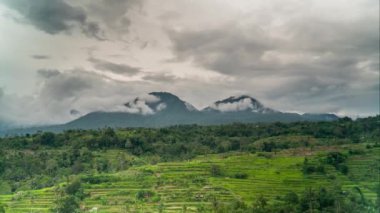 Dağların etrafındaki Bali adası bulutları