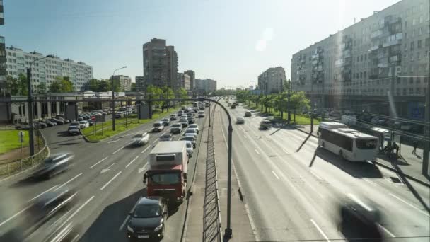 Sankt Petersburg, Russland - 2. Juni 2020: Die Straße, auf der schnell fahrende Autos fahren — Stockvideo