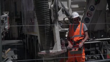 Montpellier, Fransa - 17 Haziran 2019: İşçiler yaya yolunu onarıyor