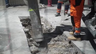 Montpellier, Fransa - 17 Haziran 2019: İşçiler yaya yolunu onarıyor