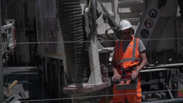 Montpellier, Frankrike - 17 juni 2019: Arbetstagare reparerar gågatan — Stockvideo