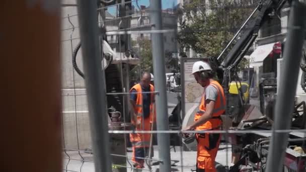 Montpellier, Frankrike - 17 juni 2019: Arbetstagare reparerar gågatan — Stockvideo