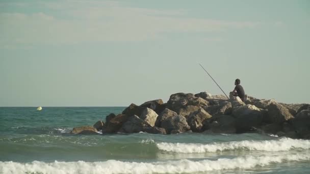 Montpellier, Francia - 17 giugno 2019: L'uomo pesca sull'isola di pietra — Video Stock