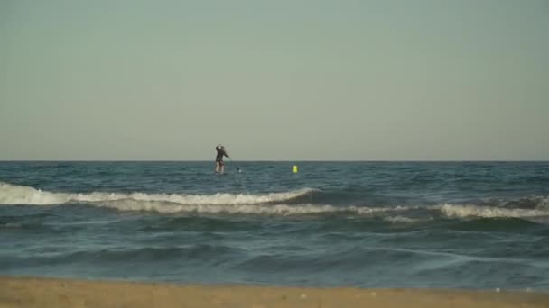 Montpellier, Frankreich - 17. Juni 2019: Mann schwimmt auf einem Floß auf See — Stockvideo