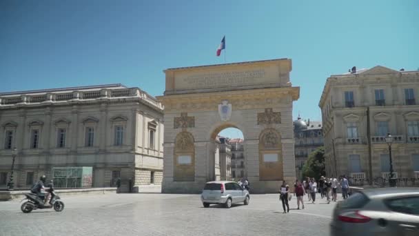 Montpellier, Frankrike - 17 juni 2019: Frankrikes flagga ovanför stenporten — Stockvideo