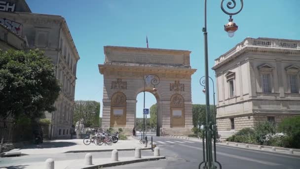 Montpellier, Γαλλία - 17 Ιουνίου 2019: Σημαία Γαλλίας πάνω από την πέτρινη πύλη — Αρχείο Βίντεο