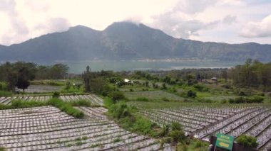 Dağların ve gölün kuadkopter manzarasından çekim yapıyorlar. 
