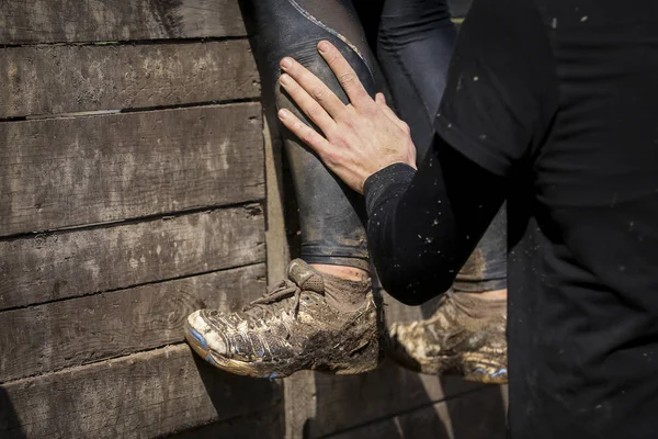 Corredores Barro Durante Carreras Obstáculos Extremos — Foto de Stock