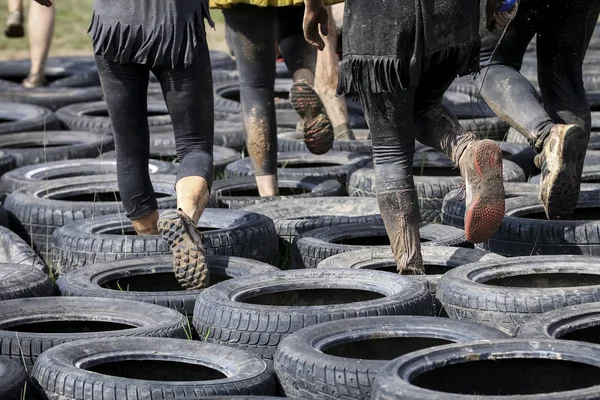 Corredores Barro Durante Carreras Obstáculos Extremos — Foto de Stock