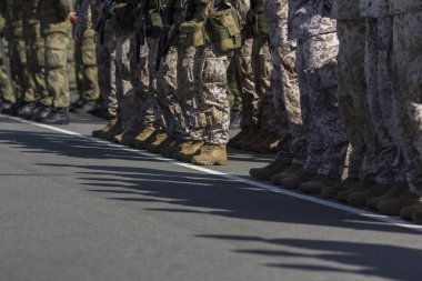 Asker askeri geçit veya askeri tatbikat sırasında