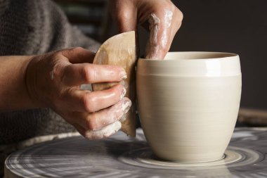 Atölye çalışmasında, çalışma profesyonel Bayan potter stüdyo. Potter'ın el atış kapatın. El yapımı, küçük işletme, iş kavramı işçiliği