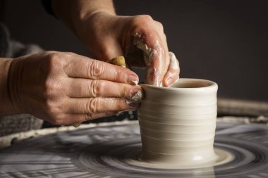 Atölye çalışmasında, çalışma profesyonel Bayan potter stüdyo. Potter'ın el atış kapatın. El yapımı, küçük işletme, iş kavramı işçiliği