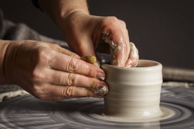 Atölye çalışmasında, çalışma profesyonel Bayan potter stüdyo. Potter'ın el atış kapatın. El yapımı, küçük işletme, iş kavramı işçiliği