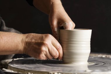 Atölye çalışmasında, çalışma profesyonel Bayan potter stüdyo. Potter'ın el atış kapatın. El yapımı, küçük işletme, iş kavramı işçiliği