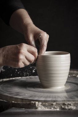 Atölye çalışmasında, çalışma profesyonel Bayan potter stüdyo. Potter'ın el atış kapatın. El yapımı, küçük işletme, iş kavramı işçiliği