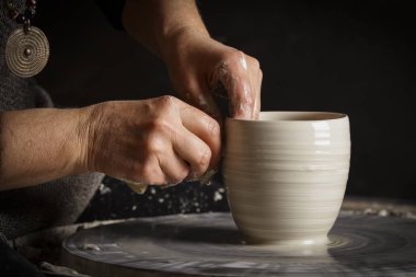 Atölye çalışmasında, çalışma profesyonel Bayan potter stüdyo. Potter'ın el atış kapatın. El yapımı, küçük işletme, iş kavramı işçiliği