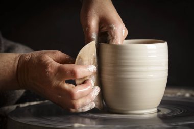 Atölye çalışmasında, çalışma profesyonel Bayan potter stüdyo. Potter'ın el atış kapatın. El yapımı, küçük işletme, iş kavramı işçiliği