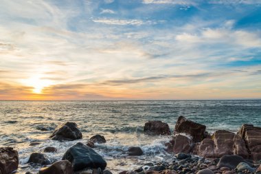Okyanus sahilinde gündoğumu (Cabot Trail, Cape Breton, Nova Scotia, Kanada)