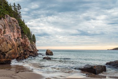 Okyanus kıyısında (Cabot Trail, Cape Breton, Nova Scotia, Kanada)