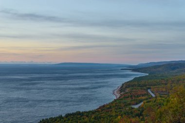 Cabot Trail doğal görünümü şafak (Cabot Trail, Cape Breton, Nova Scotia, Kanada)