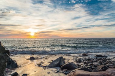 Okyanus sahilinde gündoğumu (Cabot Trail, Cape Breton, Nova Scotia, Kanada)