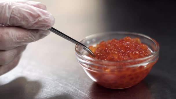 Kaviar Wird Mit Einem Löffel Abgeschöpft — Stockvideo