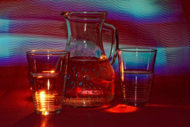 bir garip, Soyut ışık serinletici bir içecek