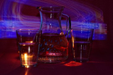 bir garip, Soyut ışık serinletici bir içecek