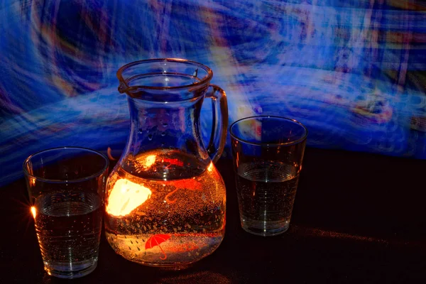 在不寻常的 抽象的光线下喝清凉的饮料 — 图库照片