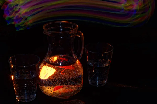 在不寻常的 抽象的光线下喝清凉的饮料 — 图库照片