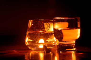 bir mum alevi güzel gözlük